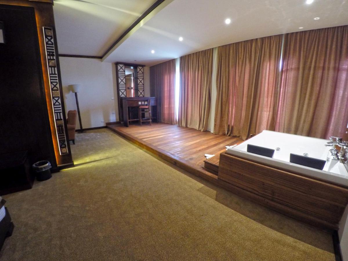 Africana Hotel & Spa Qaryat Shākūsh エクステリア 写真